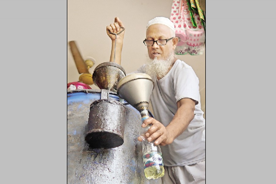 Soybean oil was almost out of market on Saturday. During this severe crisis, this trader in Tegharia area of Dhaka's South Keraniganj is seen selling loose soybean oil in small quantities to each customer — FE photo by Shafiqul Alam