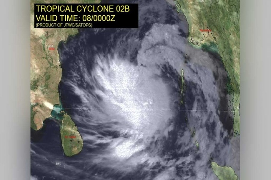 Bangladesh bakes in heatwave as Cyclone Asani brews over bay