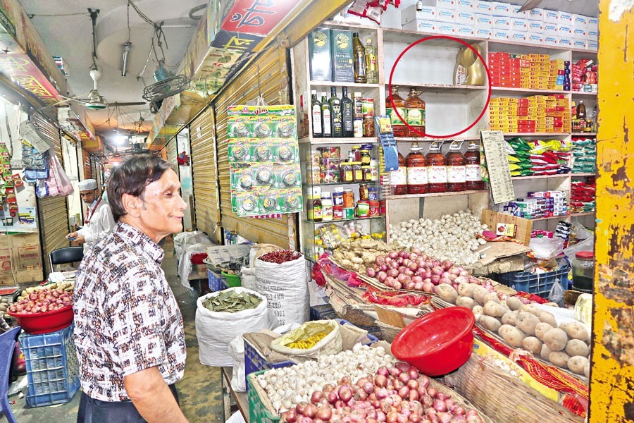 Soybean oil was still out of market on Sunday. Due to the supply crunch, this rack (marked in red circle) of soybean bottles at a shop in Dhaka's Palashi is empty. Instead, the rack contains other types of edible oils which are being offered to customers as a substitute for soybean oil — FE photo