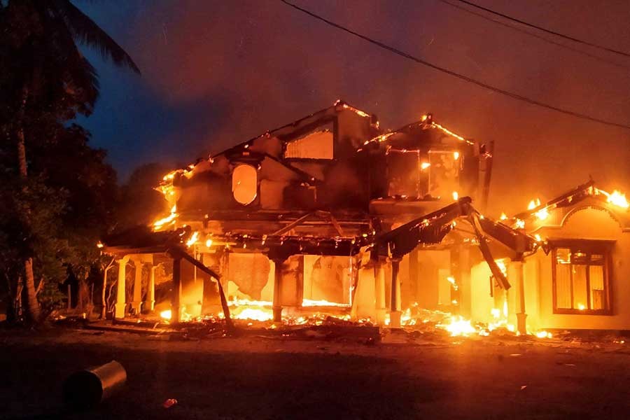 Anti-government demonstrators setting fire on the house owned by a minister in Arachchikattuwa of Sri Lanka on Monday –Reuters file photo