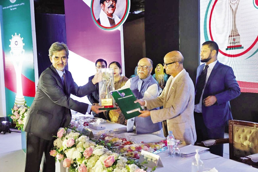 Managing Director of Ispahani Group Mr Shakir Ispahani, receives the National Productivity and Quality Excellence Award 2020 from Minister of Industries, Mr Nurul Majid Mahmud Humayun MP on Sunday.