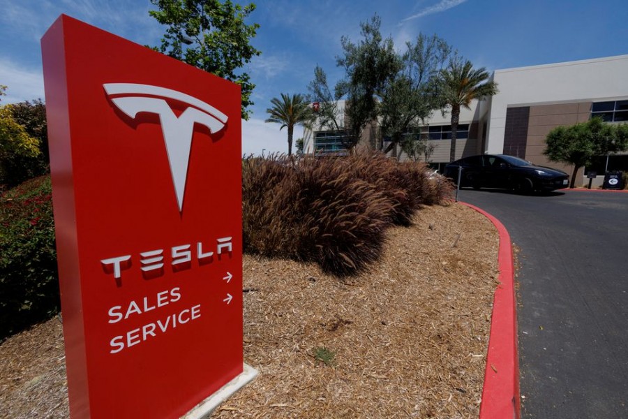 A Tesla service and sales center is shown in Vista, California, U.S., June 3, 2022. REUTERS/Mike Blake/File Photo