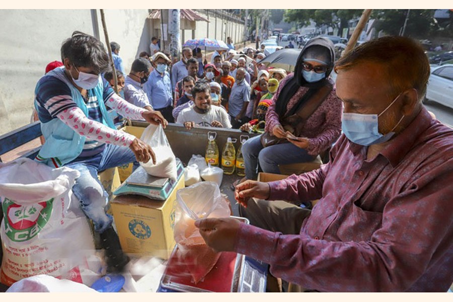 People buy necessities at subsidised prices from a TCB truck on Dhaka's Topkhana Road area on Wednesday, Nov 3, 2021. 	—bdnews24.com Photo