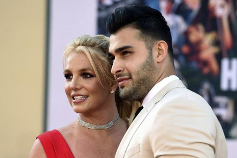 Pop singer Britney Spears weds Sam Asghari