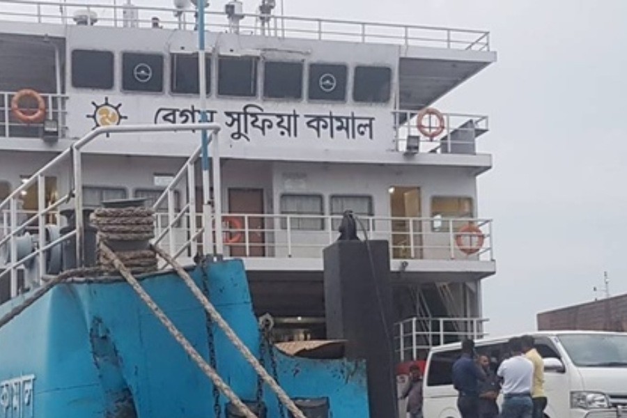 Man dies as ferries collide on Padma River