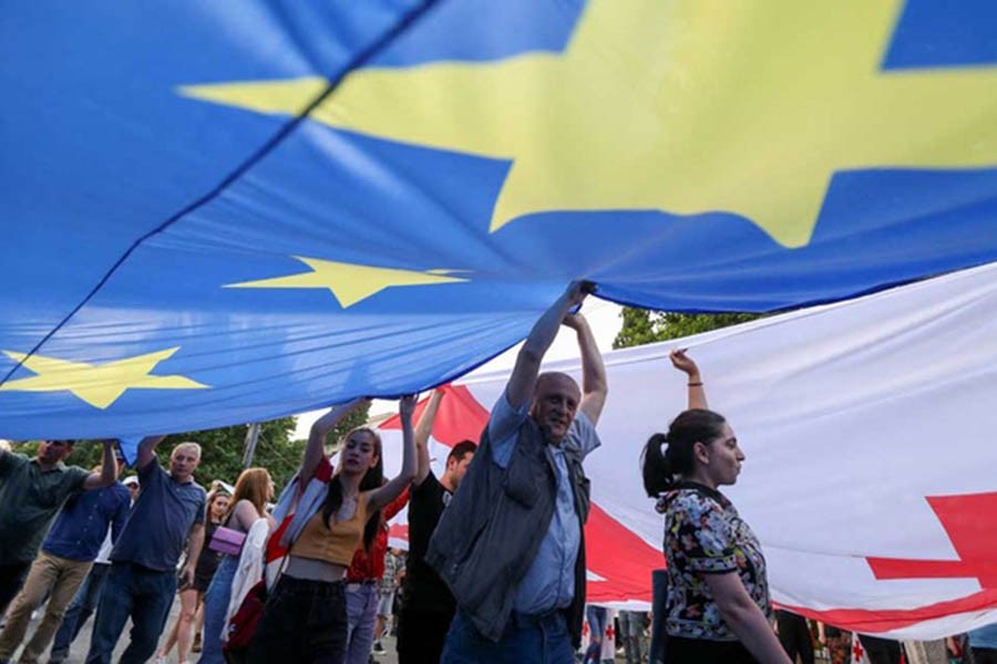 People attend a mass demonstration in support of the country's membership in the European Union in Tbilisi, Georgia Jun 20, 2022. REUTERS/Irakli Gedenidze