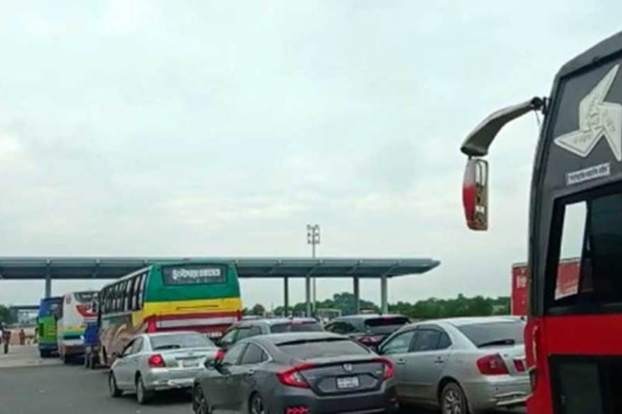 Long tailback as expressway tolling slows traffic