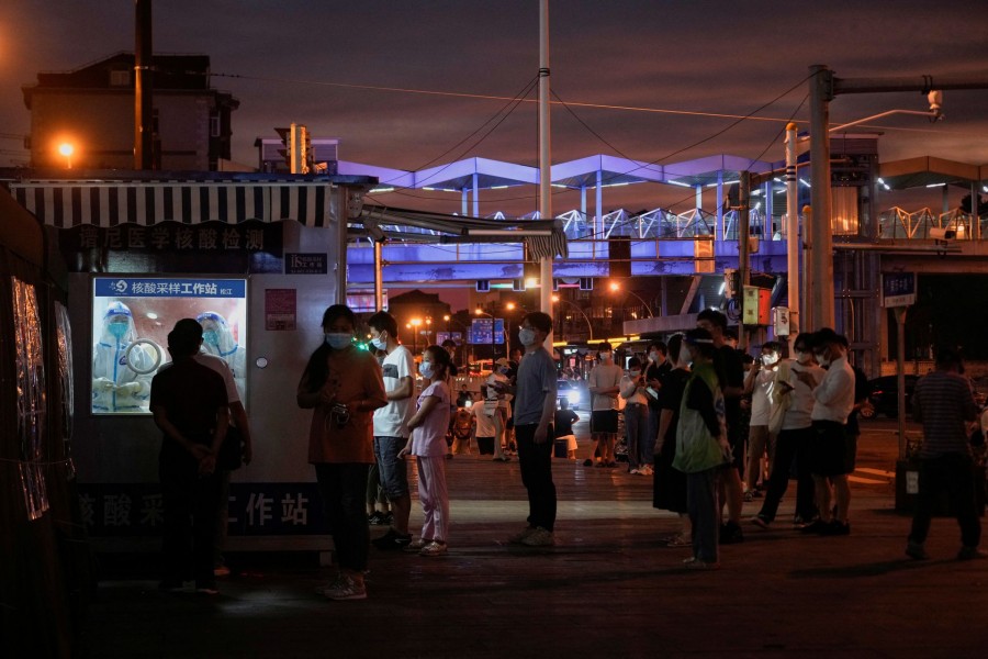 People line up to get tested for the coronavirus disease (COVID-19) at a nucleic acid testing site in Shanghai, China on July 7, 2022 — Reuters photo