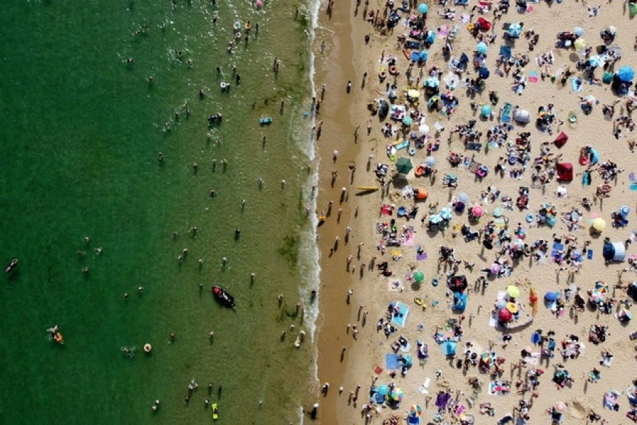 People and children enjoy the hot weather at Bournemouth Beach, as a heatwave reaches the country, in Bournemouth, Britain, Jun 17, 2022. REUTERS