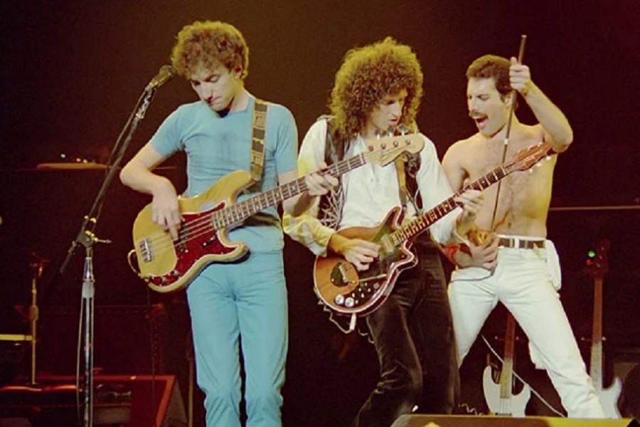 Queen's Greatest Hits sells 7.0m breaking UK chart record