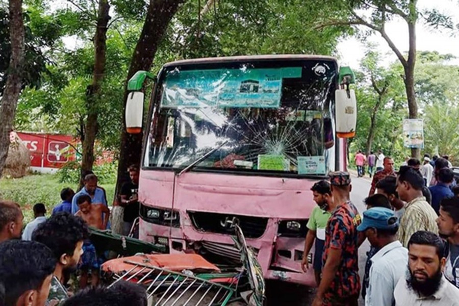 Five dead as bus slams into autorickshaw in Barishal