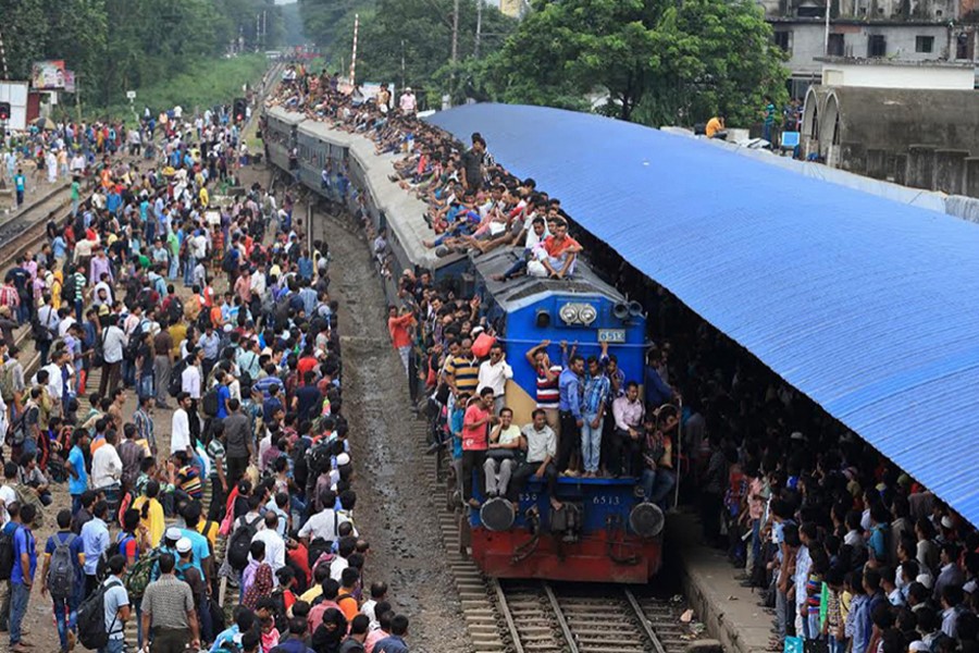 HC orders to stop travelling on train roofs