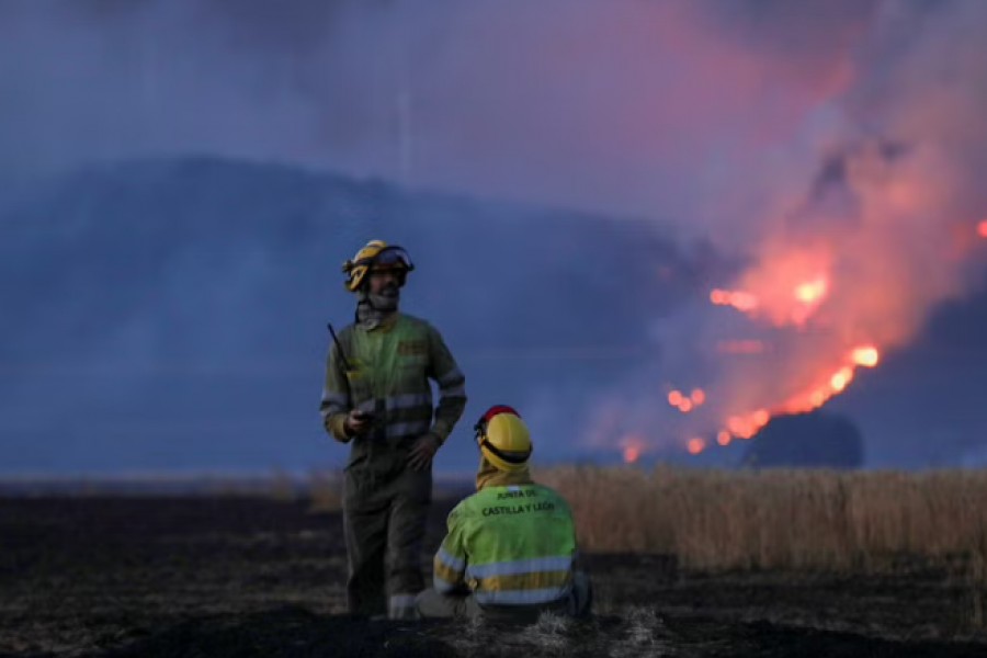 Firefighters work at the site of a wildfire outside Tabara, Zamora, on the second heatwave of the year, in Spain, Jul 18, 2022. REUTERS/Isabel Infantes