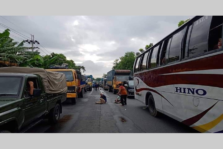 Road accident causes 35-km tailback on Dhaka-Chattogram highway