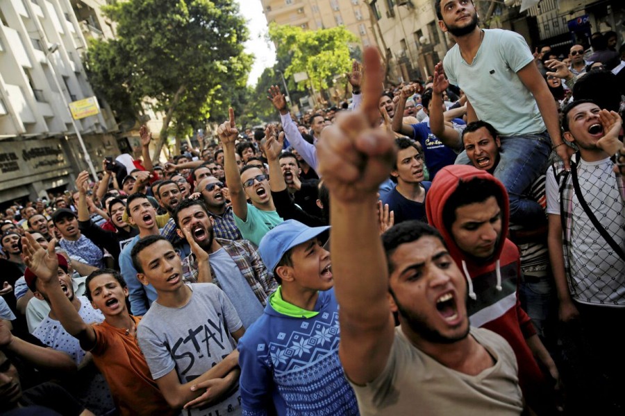 Egyptian protesters and Muslim Brotherhood members shout slogans against President Abdel Fattah al-Sisi and the government during a demonstration protesting the government's decision to transfer two Red Sea islands to Saudi Arabia, in front of the Press Syndicate in Cairo, Egypt, April 15, 2016. REUTERS/Amr Abdallah Dalsh