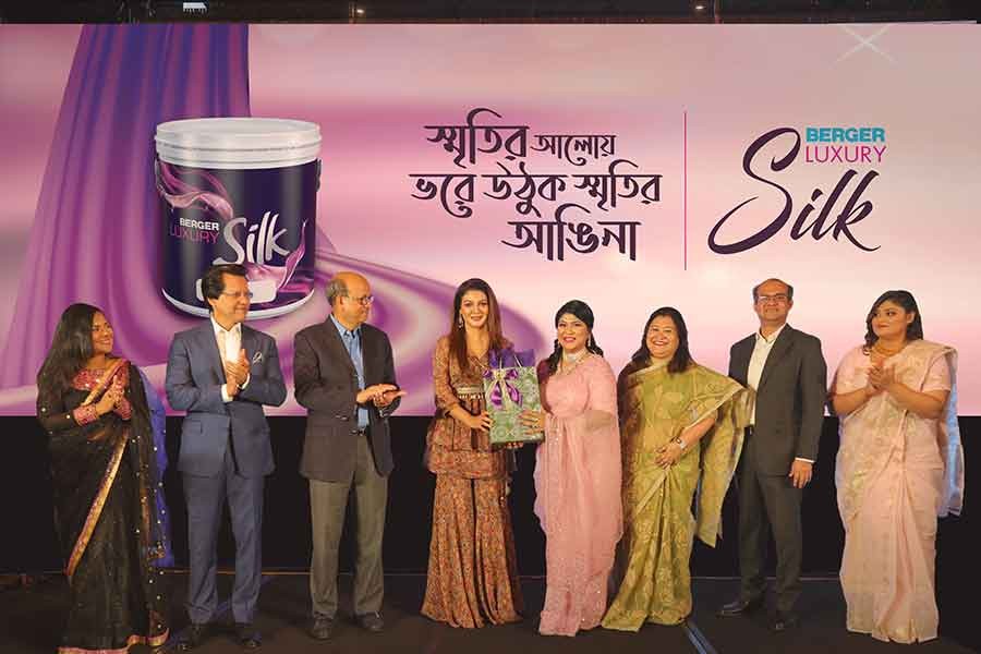 Top 20 participants of Berger’s ‘Smritir Angina’ campaign dine with Jaya Ahsan