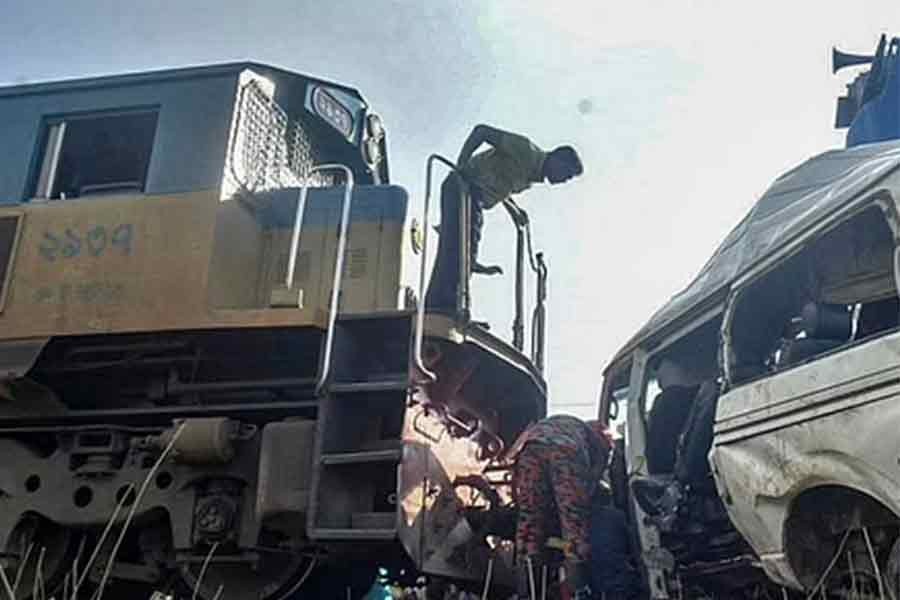 Probe blames gateman, microbus driver for Mirsharai level crossing crash