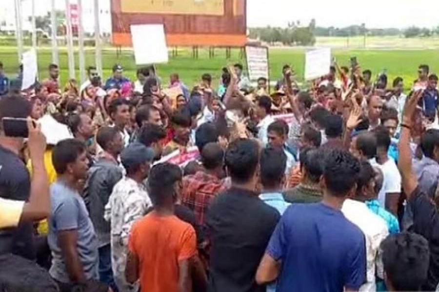 Habiganj tea plantation workers block highway to demand pay hike