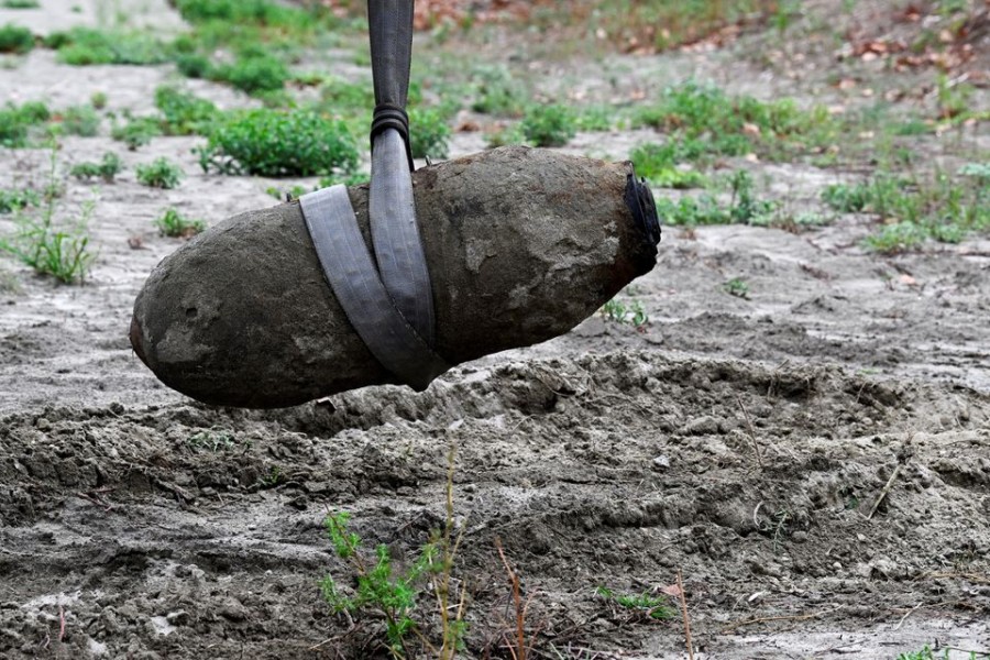 A World War Two bomb is seen being removed a few days after being discovered in the dried-up river Po which suffered from the worst drought in 70 years, in Borgo Virgilio, Italy on August 7, 2022. REUTERS / Flavio lo Scalzo/File Photo