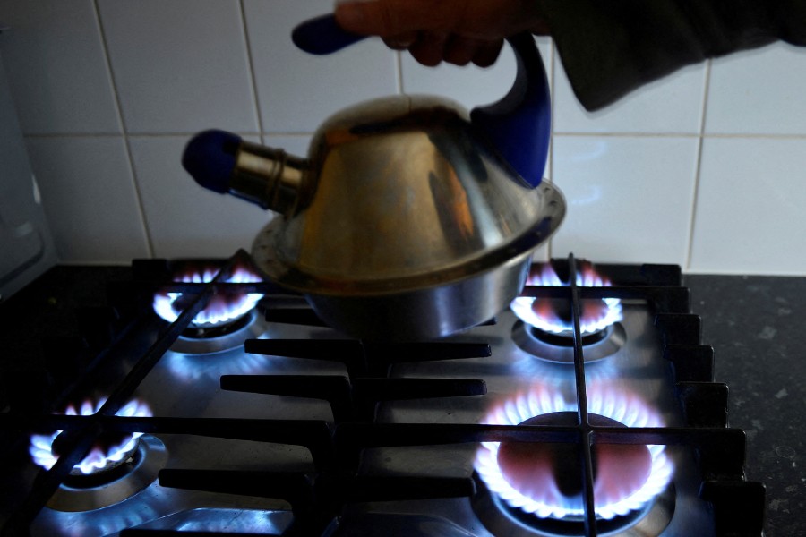 A gas cooker is seen in Boroughbridge, northern England Nov 13, 2012. REUTERS