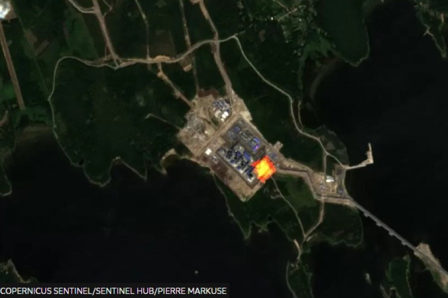 A colourised version of this satellite image captures infrared radiation from the burning of gas at the Portovaya plant. Image: COPERNICUS SENTINEL/SENTINEL HUB/PIERRE MARKUSE