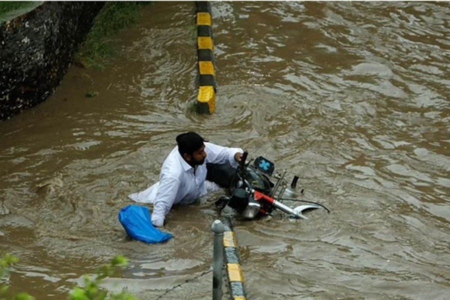 Pakistan appeals to world for flood help amid devastation