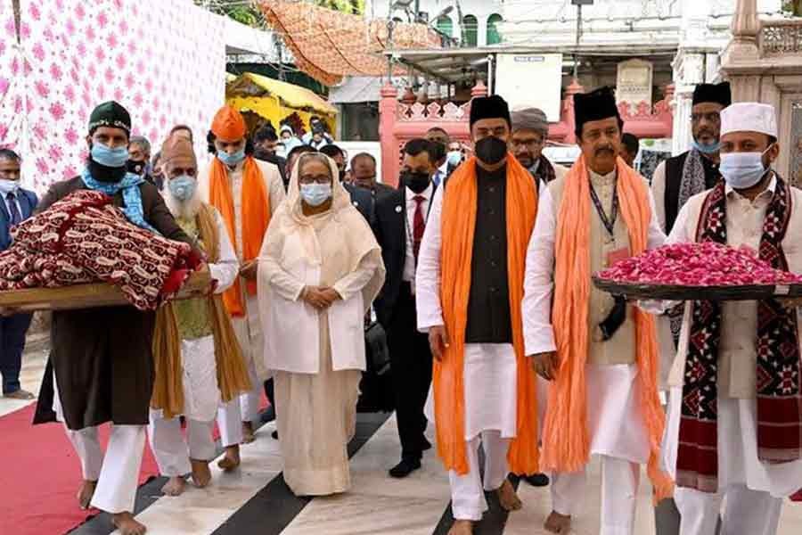 PM offers prayer at Nizamuddin Dargah in India