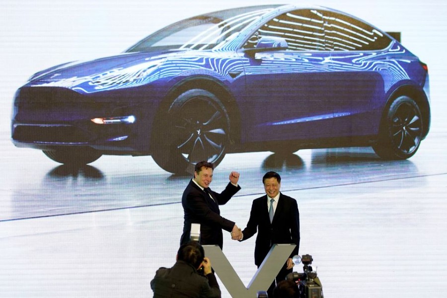 Tesla Inc CEO Elon Musk and Shanghai's Mayor Ying Yong attend an opening ceremony for Tesla's China-made Model Y program in Shanghai, China January 7, 2020. REUTERS/Aly Song/File Photo