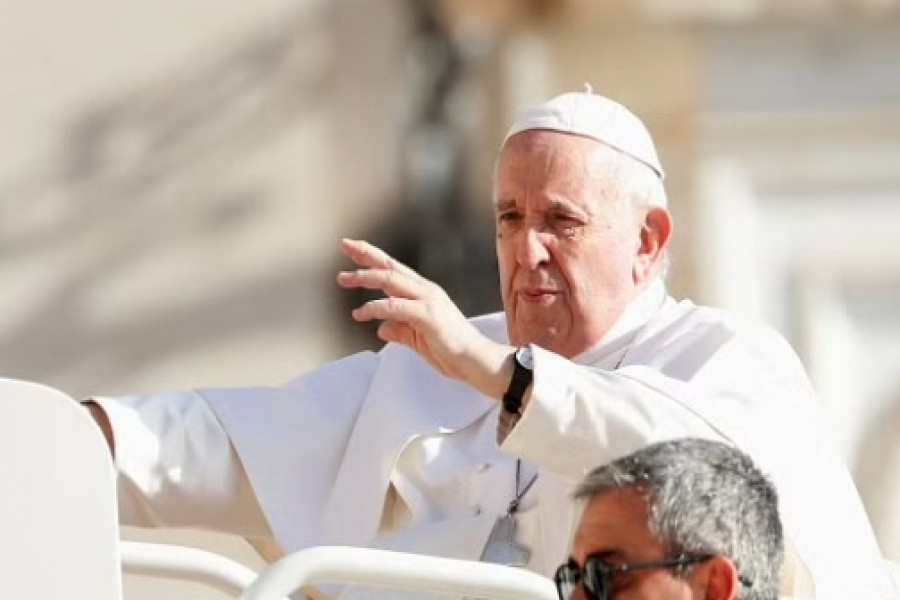 Pope Francis greets people as he arrives for the weekly general audience, at St Peter's Square, at the Vatican, September 7, 2022.REUTERS