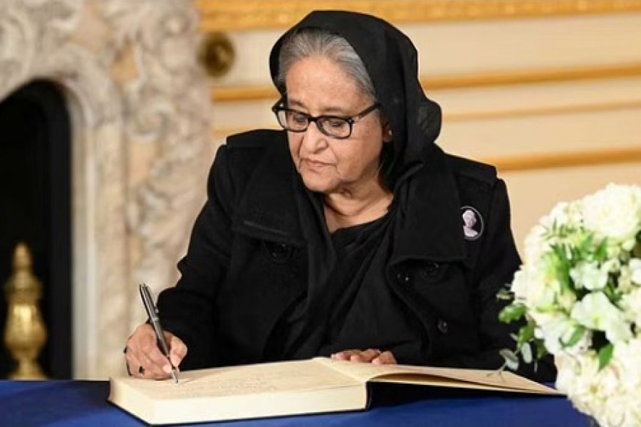 Prime Minister Sheikh Hasina signs a book of condolence at Lancaster House in London, following the death of Queen Elizabeth II. Picture date: Sept 18, 2022. Jonathan Hordle/Pool via REUTERS