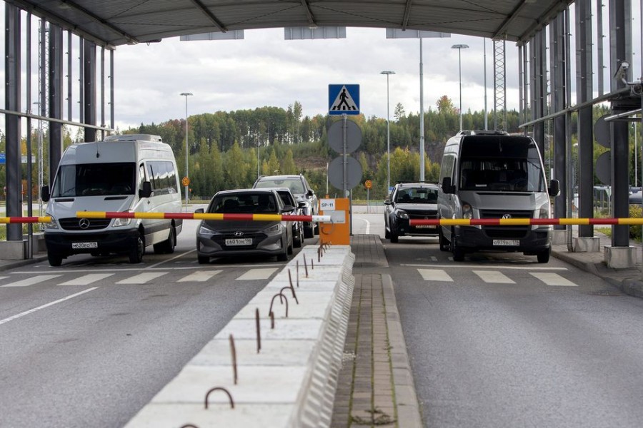 Cars queue to cross the border from Russia to Finland at the Nuijamaa border check point in Lappeenranta, Finland, September 22, 2022. Lauri Heino/Lehtikuva/via REUTERS