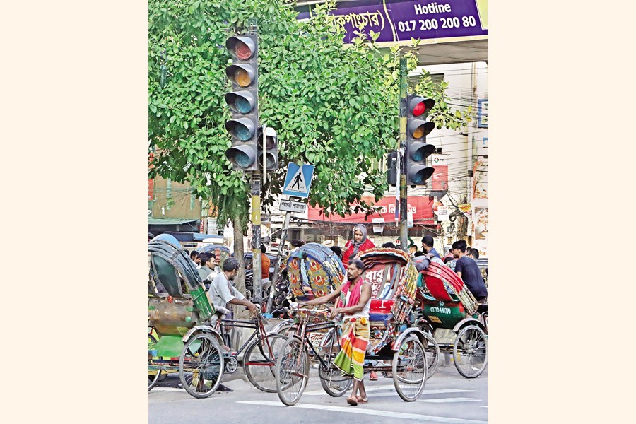 Traffic signal system at Shantinagar intersection in Dhaka stays dysfunctional for a long time. The photo was taken on Thursday — FE photo