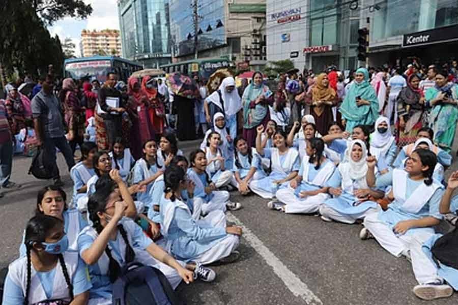 Students, guardians protest mooted closure of Viqarunnisa’s Dhanmondi branch