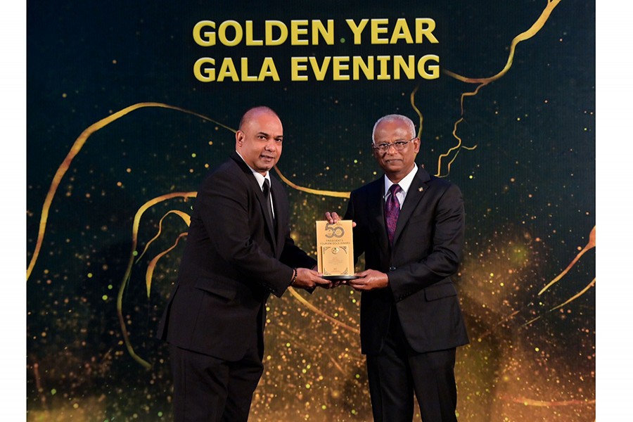 Suresh De Silva, Emirates’ Airport Services Manager  for Maldives (left), receives the President’s Tourism Gold Award from Maldivian President Ibrahim Mohamad Solih at a programme recently