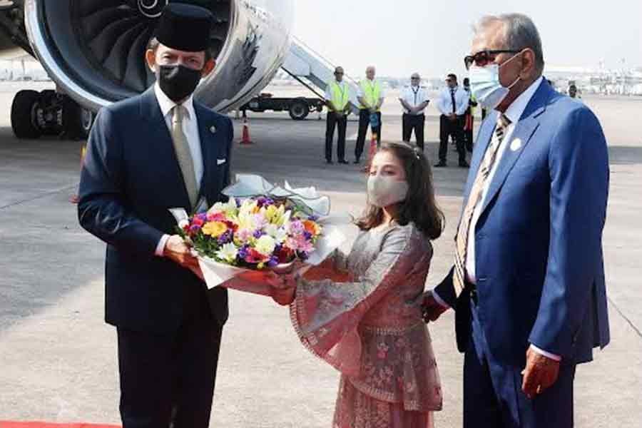 Brunei Sultan arrives in Dhaka