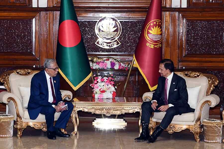 Visiting Brunei Darussalam Sultan Haji Hassanal Bolkiah Mu'izzaddin Waddaulah paying a courtesy call on President M Abdul Hamid at Bangabhaban in Dhaka on Saturday evening –PID Photo