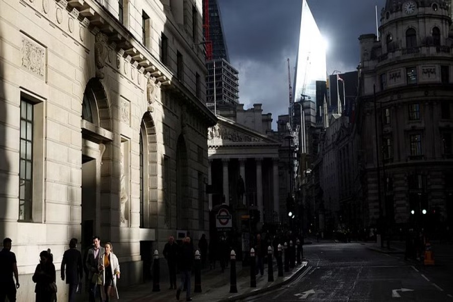 People walk through the City of London financial district, amid the coronavirus disease (COVID-19) outbreak in London, Britain, December 1, 2021.REUTERS/Henry Nicholls