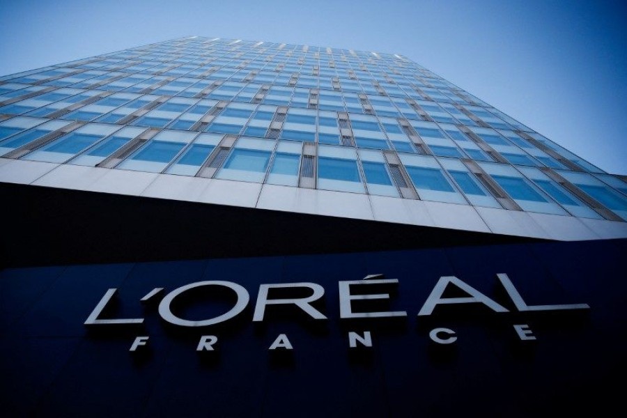 The logo of French cosmetics group L'Oreal in the western Paris suburb of Levallois-Perret, France, February 7, 2020. REUTERS/Gonzalo Fuentes/File Photo - RC23LV9Z6QHP