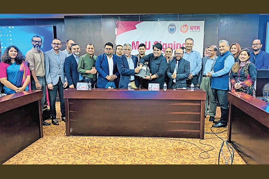 Nagad Founder and Managing Director Tanvir A Mishuk and NSU Vice-Chancellor Professor Atiqul Islam exchanging documents after signing a memorandum of understanding (MoU) at the NSU campus in Dhaka on Tuesday