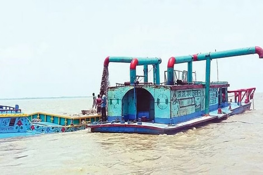 Bodies of four more workers pulled from a sunken dredger in Ctg