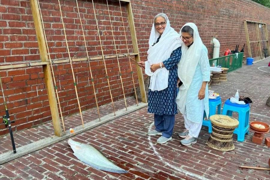 Photos of PM Hasina, Sheikh Rehana fishing win over netizens 