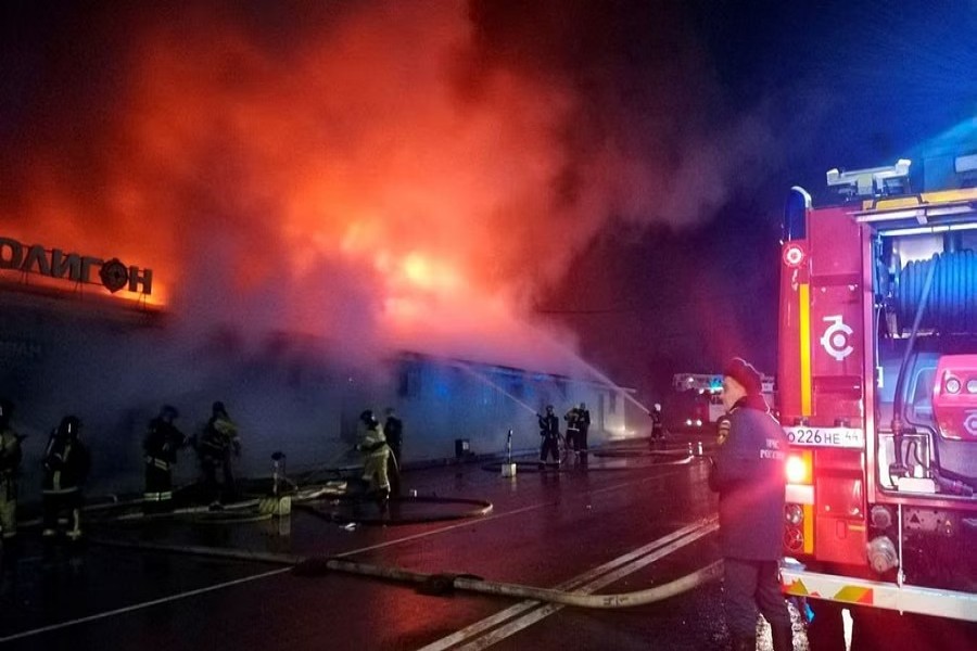 Firefighters work to extinguish a fire at a cafe in Kostroma, Russia Nov 5, 2022. Russian Emergencies Ministry in Kostroma region/Handout via REUTERS