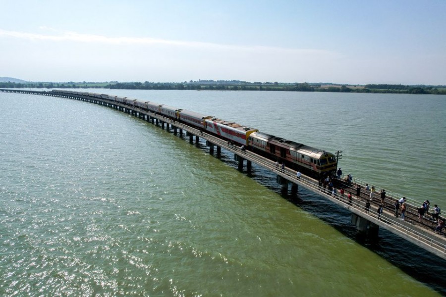 Tourists enjoy after a train stops at the middle of Pasak Jolasid Dam in Lopburi province, Thailand, November 6, 2022. REUTERS/Jiraporn Kwang Kuhakan