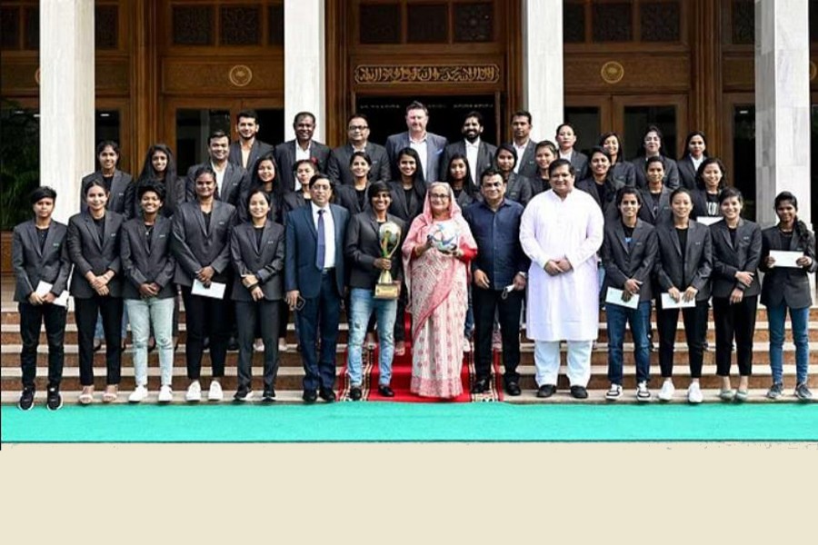 প্রধানমন্ত্রীর হাত থেকে ৫ লাখ টাকা করে পেলেন সাবিনারা