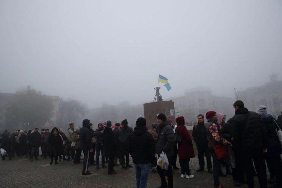 People wait in line to buy SIM cards in the central square after Russia's military retreat from Kherson, Ukraine on November 21, 2022 — Reuters photo