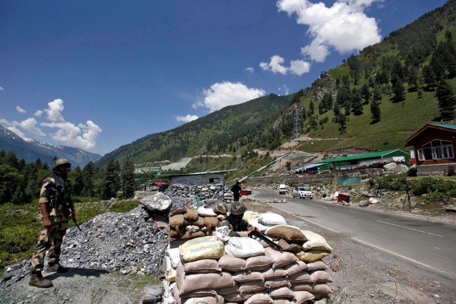 India's Border Security Force (BSF) soldiers stand guard at a checkpoint along a highway leading to Ladakh, at Gagangeer in Kashmir's Ganderbal district June 17, 2020. REUTERS/Danish Ismail/File Photo