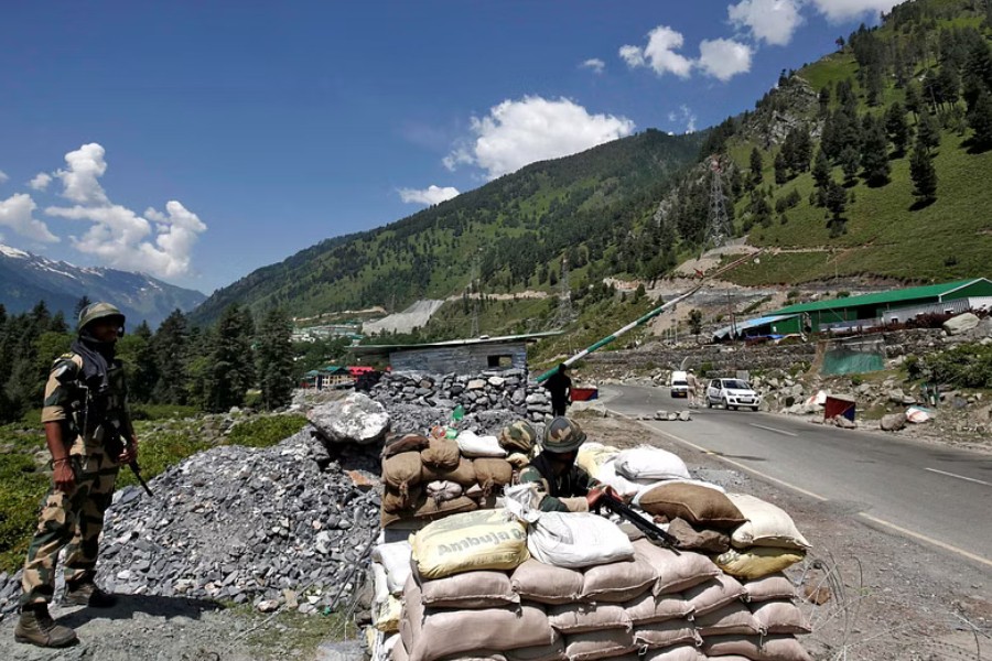 India's Border Security Force (BSF) soldiers stand guard at a checkpoint along a highway leading to Ladakh, at Gagangeer in Kashmir's Ganderbal district Jun 17, 2020. REUTERS/Danish Ismail