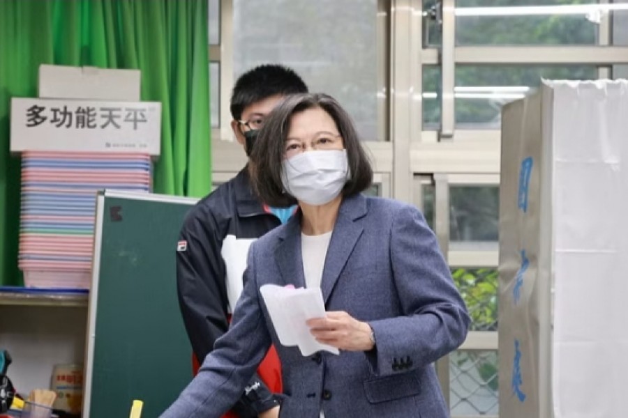 Taiwan President Tsai Ing-wen casts her vote at a polling station during local elections in New Taipei City, Taiwan, Nov 26, 2022. Central News Agency/REUTERS