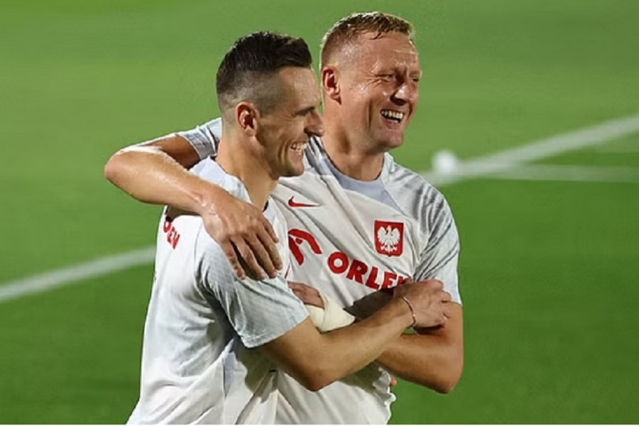 Poland near World Cup last 16 after stunning Saudi Arabia 2-0