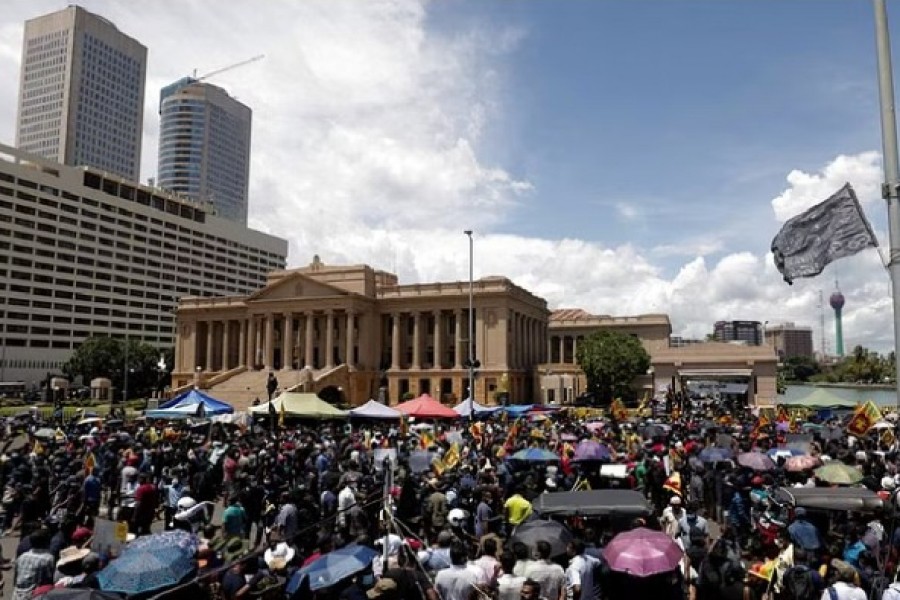 Trade unions protest during a nationwide strike demanding the resignation of President Gotabaya Rakapaksa and his cabinet, blaming them for creating the country's worst economic crisis in decades, in front of the Presidential Secretariat in Colombo, Sri Lanka, Apr 28, 2022. REUTERS